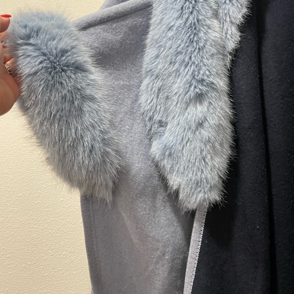 Women's Blue Faux Fur Trim Cape‎ - Picture 3 of 3